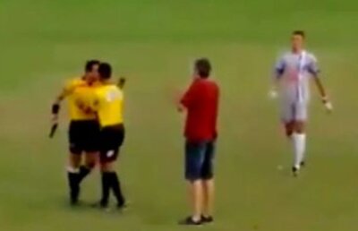 VIDEO Pînă unde s-a ajuns: un arbitru a scos pistolul în timpul meciului!