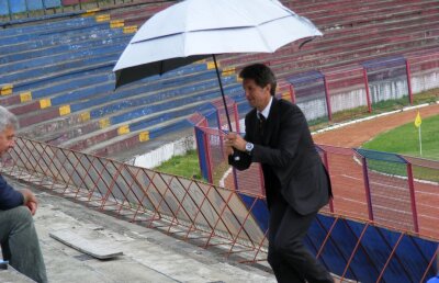 Sarailii și trandafiri roșii și galbeni de ziua lui Popescu la pușcărie