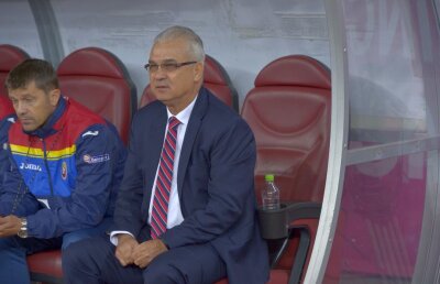 Ar trebui Iordănescu să continue pe banca României și la EURO 2016? 