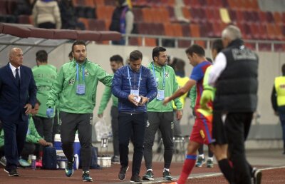 Conflict în pauza meciului dintre Steaua și ACS Poli! Nicolae Dică a explicat tot: "I-am zis să vorbească frumos"