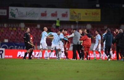 Scandal la finalul meciului Dinamo - ASA, 2-1 » Mureșenii au vrut să intre în vestiarul "cîinilor"