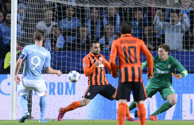 VIDEO Ce faci dacă nu găsești poarta? La meciul 100 în grupele Ligii, Mircea Lucescu a pierdut în Suedia, 0-1 cu Malmo