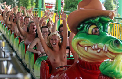 FOTO Noua găselniță din parcurile de distracții: rollercoaster-ul pe care te dai complet dezbrăcat