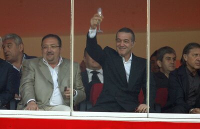 Afaceri stranii între Becali și Walter » Unul lua gunoiul, altul punctele!