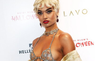 FOTO » Shanina Shaik, aproape dezbrăcată la petrecerea de Halloween