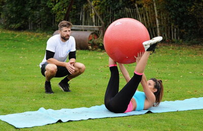 GALERIE FOTO » O brunetă focoasă are cel mai sexy mod de a face sport!