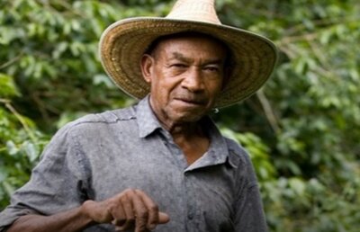 Cea mai nebună descoperire! Un fermier columbian a dat peste cîteva containere îngropate de Pablo Escobar! Ce era în ele