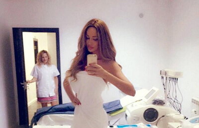 Bianca Drăgușanu s-a dezbrăcat și a pozat acoperită doar de un prosop! Bărbații sînt în extaz