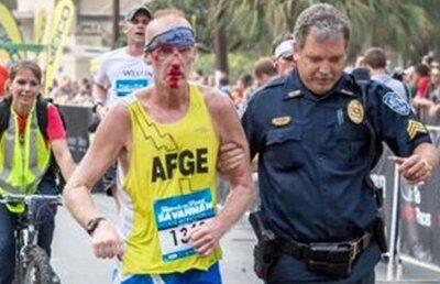 Moment emoționant în SUA: un alergător de la maraton a primit o mînă de ajutor după o căzătură teribilă