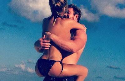 Kim Zolciak a serbat 4 ani de căsătorie în cel mai sexy mod posibil!