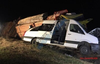 UPDATE VIDEO Accident teribil pe DN2! Microbuzul echipei de handbal CSU Tîrgoviște implicat într-un accident: 3 sportivi au murit pe loc!