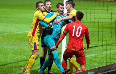 FOTO Imagini şocante! Brănescu, eliminat înainte de pauză pentru un şut aplicat adversarului