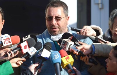 ”Răniții sînt spălați cu apă de la robinet?”. ”Da. Cu filtru n-are debit. Dar vreți adevărul? De ce sîntem bruscați că nu i-am trimis în străinătate pe cei de la Colectiv, dar nu ne întrebați și ce s-a întîmplat cu muncitoarea arsă la Brașov?!”