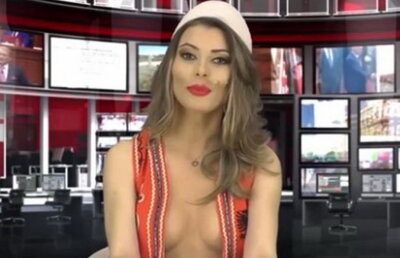 VIDEO » O televiziune albaneză are prezentatoare de ştiri aproape topless! Imaginile sunt unice