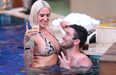 GALERIE FOTO NEBUNĂ » Asta este cea mai tare petrecere făcută vreodată