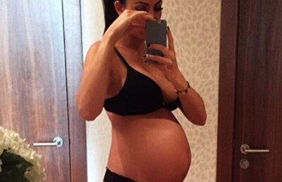 A pozat în lejerie intimă chiar dacă este însărcinată în aproape 8 luni. Arată senzațional!