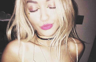 Rochia a trădat-o, iar bărbaţii au rămas mască! Rita Ora, cu sînii pe afară