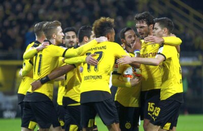 VIDEO Atmosferă superbă pe stadionul Borussiei » 25.000 de suporteri au cîntat cu jucătorii Jingle Bells