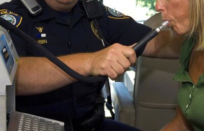 A fost testată şi s-a descoperit că are alcool în sînge! Ce s-a întîmplat apoi i-a lăsat fără replică pe poliţişti! Poţi face aşa ceva şi în România?!