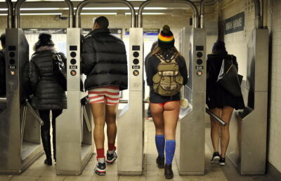 Călătorii cu metroul din București sunt invitați să circule fără pantaloni