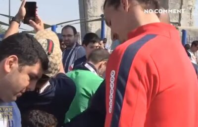 VIDEO N-ai cum să nu-l iubești pe Zlatan! Ce a făcut atacantul cînd un fan încerca să facă o poză cu el