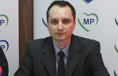 VIDEO Anunţ matrimonial la o conferinţă de presă: "Criteriile de bază sînt: atrăgătoare şi inteligentă"