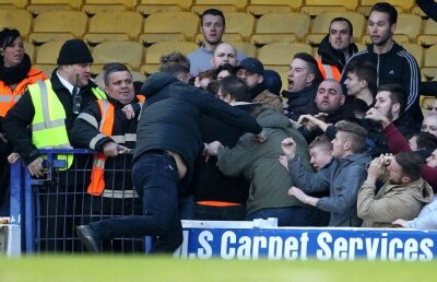 VIDEO Cel mai inconștient suporter din Anglia: a sărit să bată de unul singur toată galeria adversă!