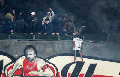 Spînzurat! Ultrașii lui Ajax au aruncat peste balustradă o păpușă cu ștreangul în jurul gîtului. Ce jucător a fost vizat