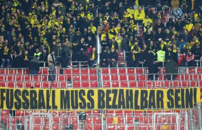 VIDEO Unici şi la nemulţumiri! Protest inedit al fanilor lui Dortmund! 