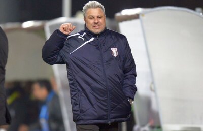 Șumudică joacă la cacealma? Ieri îl amenința cu judecata, azi l-a sunat: "Am rîs cu el, mi-a spus că e sigur că va fi suspendat"