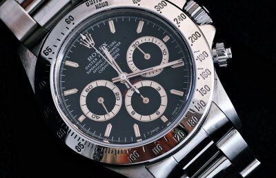 Pasiunile noului jucător al Stelei » Cheltuiește o avere pe parfumuri și ceasuri de lux