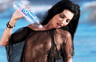 Imaginile acestea le vor crea insomnie bărbaţilor! A început să pozeze cu sânii complet dezgoliţi