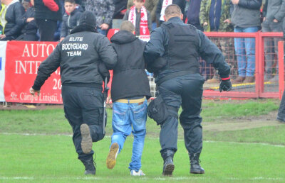 Fotbal și circ » Meci frumos la Arad între UTA și FC Brașov 3-2, întrerupt de două ori de fanii oaspeților