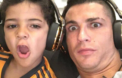 Tată cu normă întreagă » Ronaldo nu ratează nici un moment din timpul liber pentru a fi cu fiul său