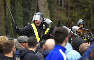 VIDEO + FOTO Atenţie, imagini violente pe străzile din Londra » Bătaie între fanii lui Tottenham și cei ai lui Arsenal 