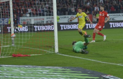 FOTO A fost sau nu ofsaid? ”Câinii” contestă golul marcat de Hamroun