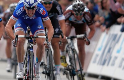 Acuzații dure la adresa câștigătorului din Milano-Sanremo: "A fost dezgustător! Se ținea de mașini, a trecut cu 80km/h de noi!"