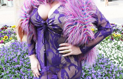 Apariţie dezgustătoare pentru actriţa Phoebe Price. A arătat tot printr-o rochie total transparentă