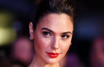 FOTO » Actriţa Gal Gadot, superbă la lansarea filmului "Batman vs Superman"