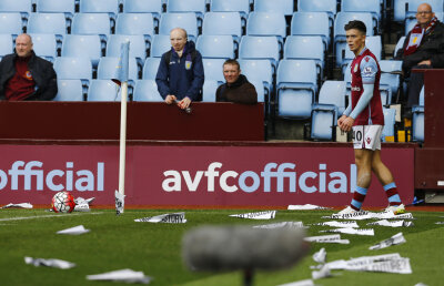 Protest cu avioane de hârtie » Aston Villa a retrogradat după 24 de ani în Premier League