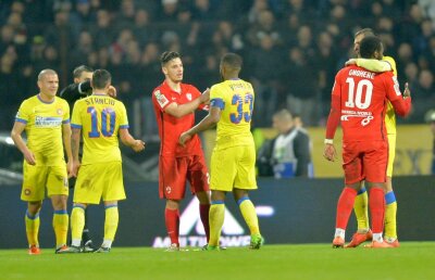 VIDEO Steliștii și dinamoviștii, împreună într-o campanie împotriva violenței pe stadioane, înaine de Derby de România