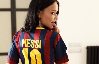 FOTO A trecut la alt nivel! A pozat sexy pentru a salva o echipă din Ucraina, iar acum are o pasiune pentru Messi