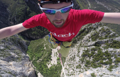 Record în sportul extrem: 1.020 metri în 40 de minute pe o coardă de 2,5 cm