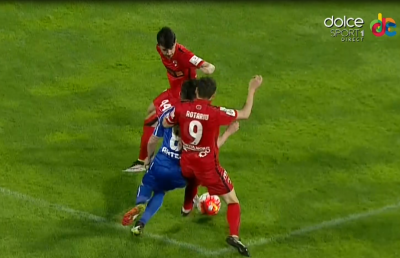 FOTO Pandurii a cerut penalty în minutul 60, dar Alexandru Tudor a lăsat jocul să continue