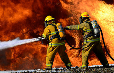 Doi pompieri s-au făcut de râs la pariuri » Un an mai târziu, gafa lor s-a transformat în bani