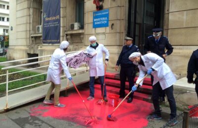 FOTO Protest la Ministerul Sănătății: "Ștergem urmele crimei"