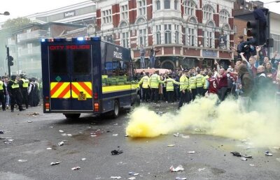 FOTO + VIDEO Imagini revoltătoare înainte West Ham - Manchester United » Autocarul oaspeților, atacat cu pietre! Startul meciului amânat