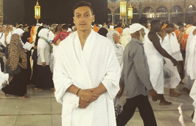 Călătorie sfântă » Mesut Ozil a plecat în pelerinaj la Mecca