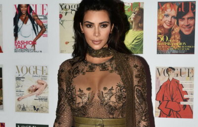 GALERIE FOTO » Kim Kardashian, în cea mai transparentă rochie la un eveniment din Londra!