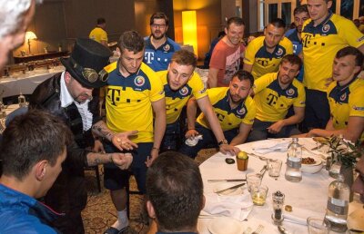 FOTO + VIDEO Distracție în cantonamentul României » Doi magicieni i-au distrat pe jucători